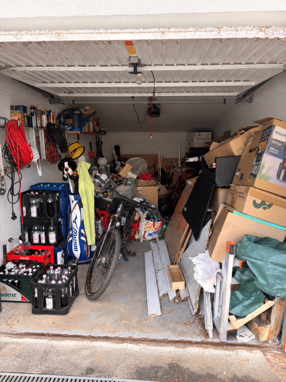 Vollgestellte Garage vor der Wohnungsentrümpelung in Velbert-Langenberg