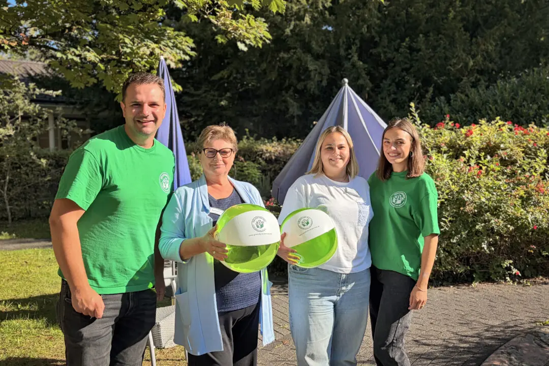 Kevin und Cornelia Nigro übergeben Wasserbälle an das Pflegeteam im Haus Luise von der Heyden in Wülfrath